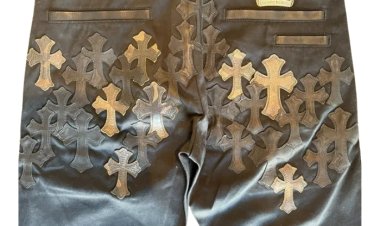 How beautiful motives enhance the look of Chrome Hearts jeans